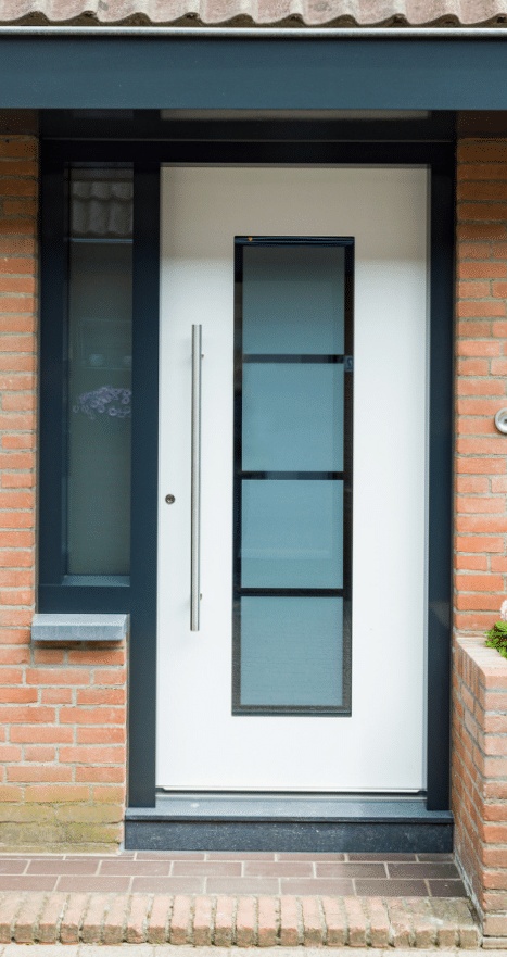 Modern, energiezuinig huis met grote ramen en zonnepanelen op het dak.