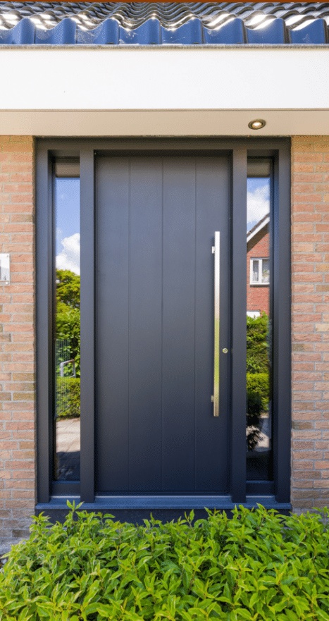 Moderne aluminium deur met glazen panelen in een stijlvolle entree