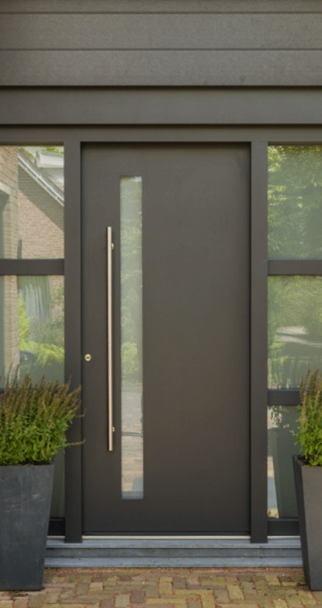 Moderne witte deur met glazen panelen en zwarte handgreep