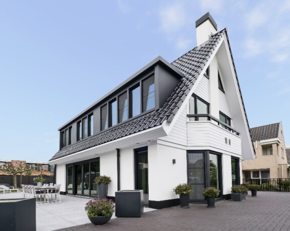 Hoogwaardig Knipping kozijn geïnstalleerd bij renovatieproject, toont precisie en vakmanschap in woningbouw.