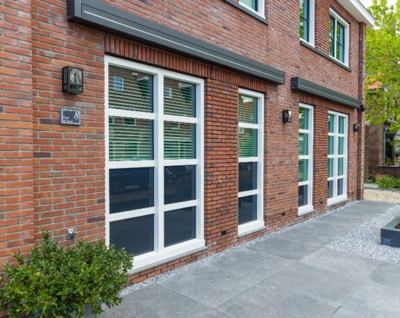 Installatie van moderne Knipping kozijnen in nieuwbouwproject