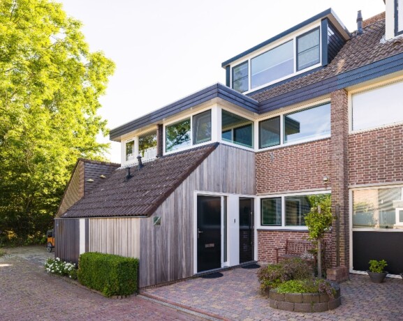 Vakkundige installatie van Knipping kozijnen tijdens woningbouwproject