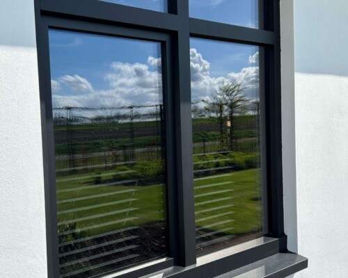 Werkzaamheden aan moderne kozijnen voor nieuwbouwproject