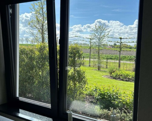 Moderne kozijnen installatie in woningrenovatie door Knipping